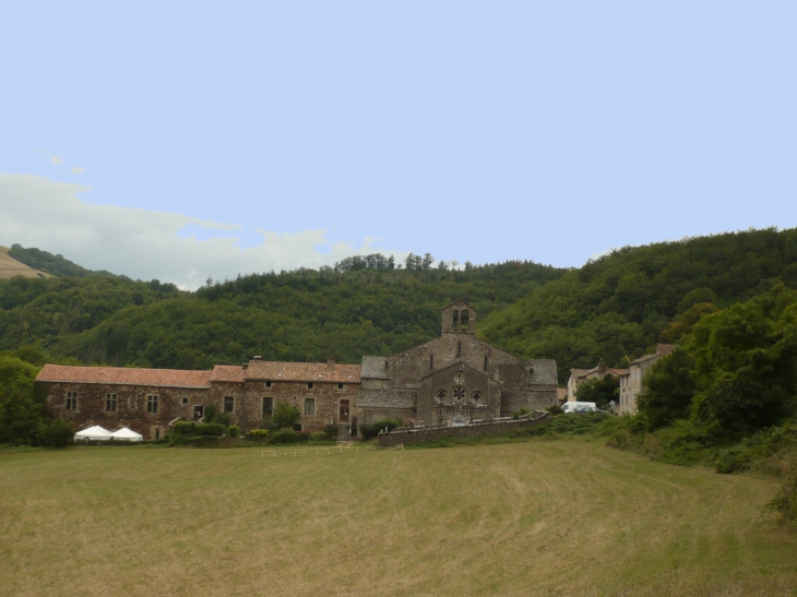 Abbaye rattaché à l'ordre de Cîteaux. Début de la construction : XIIe siècle - Fin des travaux : XIIIe siècle. Style dominant : Roman méridional. - Sylvanès