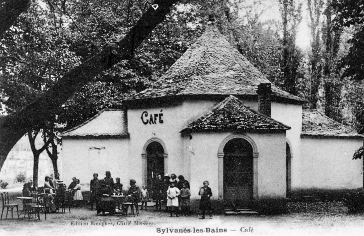 Le café, vers 1910 (carte postale ancienne). - Sylvanès