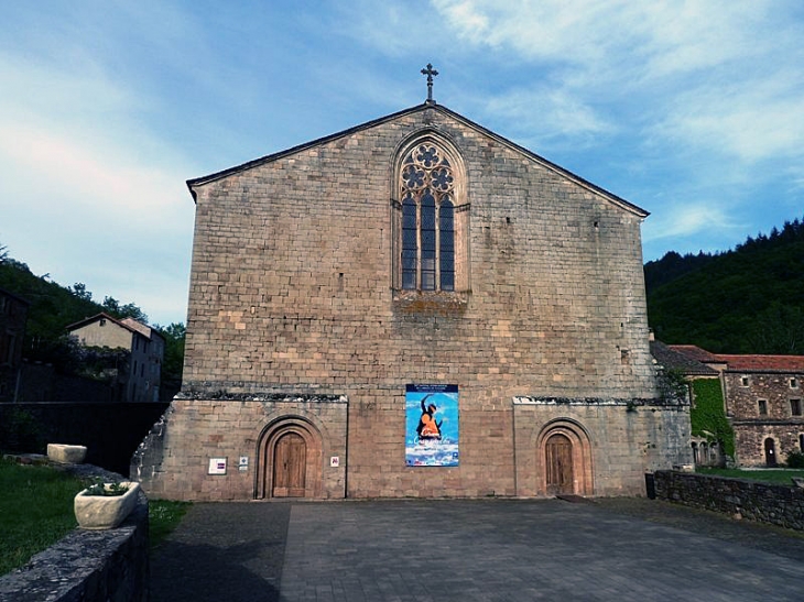 L'entrée de l'église - Sylvanès