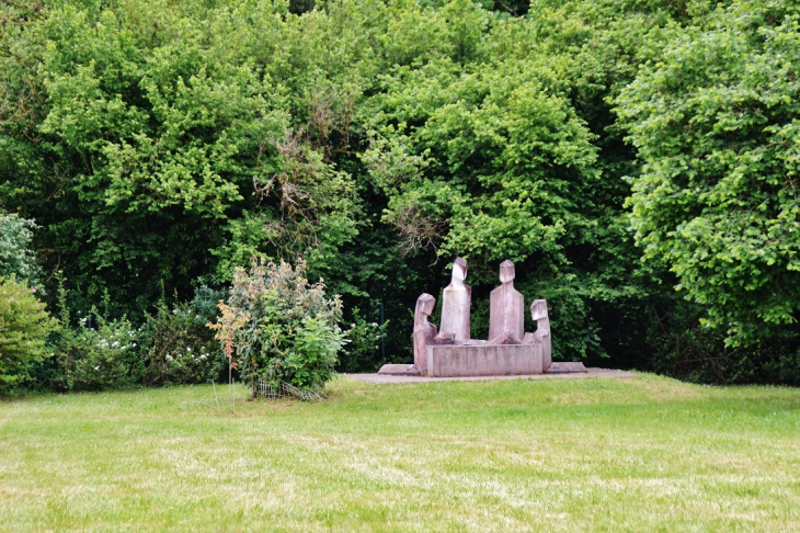 Sculpture ( La Mise au Tombeau ) - Sylvanès