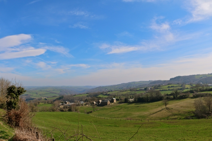 Vue du village de Saint Hilaire. - Trémouilles