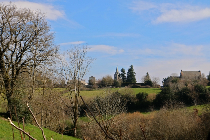 Vue sur le village de Saint Hilaire. - Trémouilles