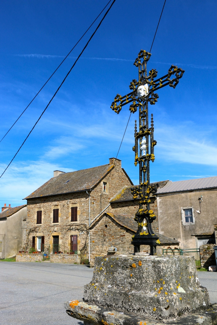 Croix de chemin aux alentours. - Trémouilles