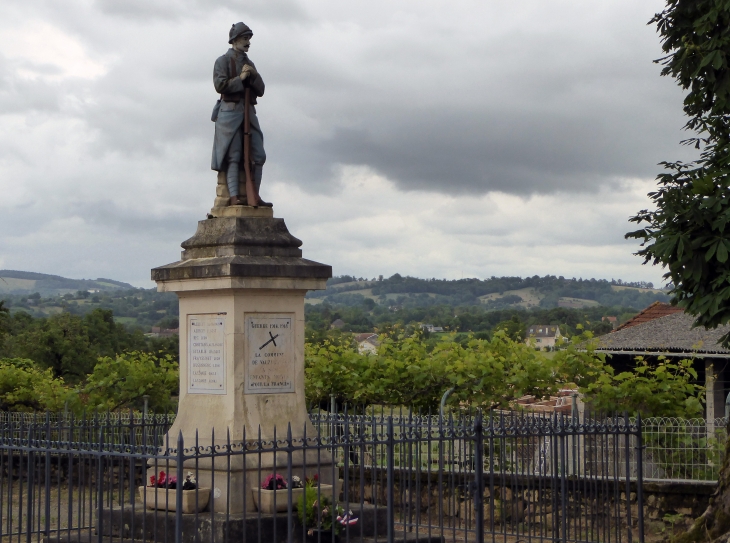 Monument aux morts et panorama - Valzergues