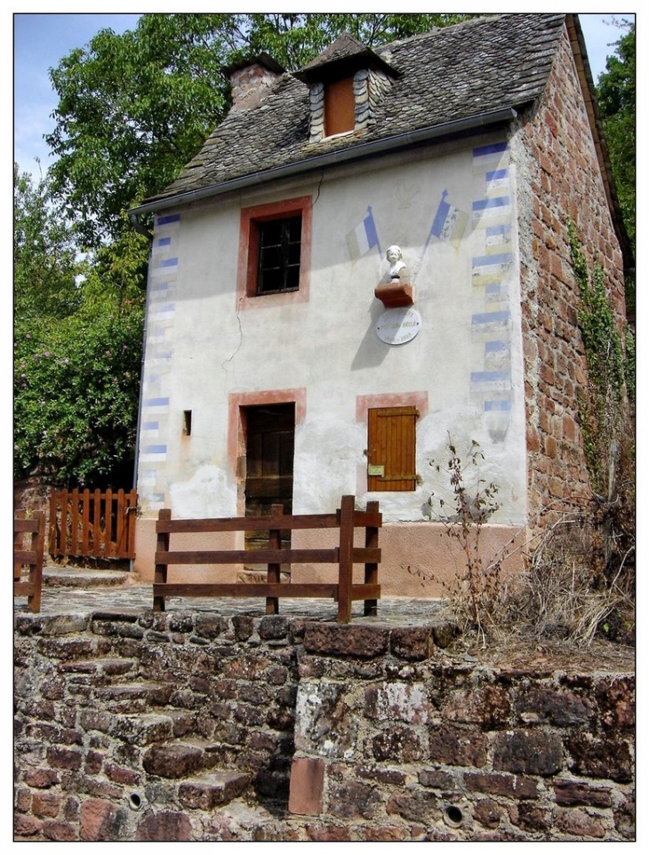 Petite maison particulière - Villecomtal