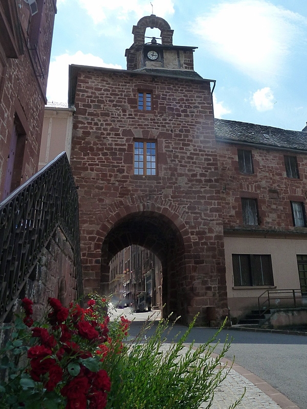 La porte de l'horloge entrée de la ville - Villecomtal