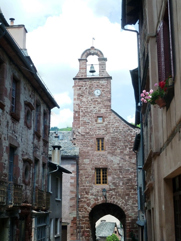 La porte de l'horloge sortie de la ville - Villecomtal