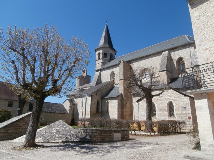 église du St Sépulcre - magnifique édifice des 11e et 14e siècle - Villeneuve