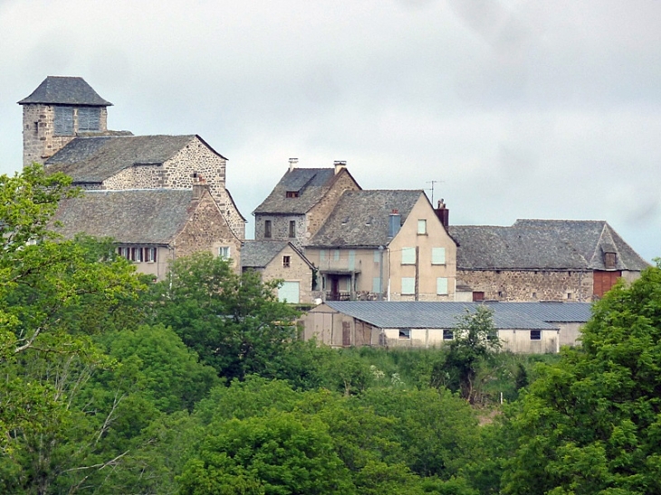 Vue sur le centre Le 1er Janvier 2016 les communes  Alpuech, Graissac, Lacalm, La Terrisse, Sainte-Geneviève-sur-Argence et Vitrac-en-Viadène  ont fusionné  pour former la nouvelle commune Argence-en-Aubrac.