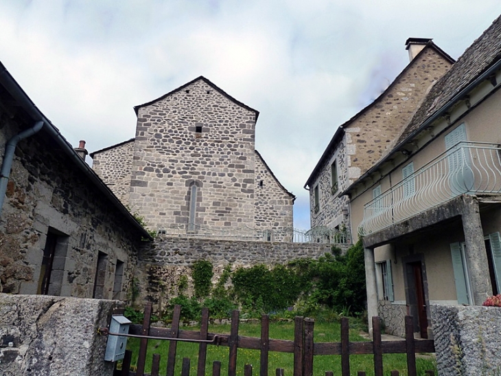 Vue sur l'église - Vitrac-en-Viadène