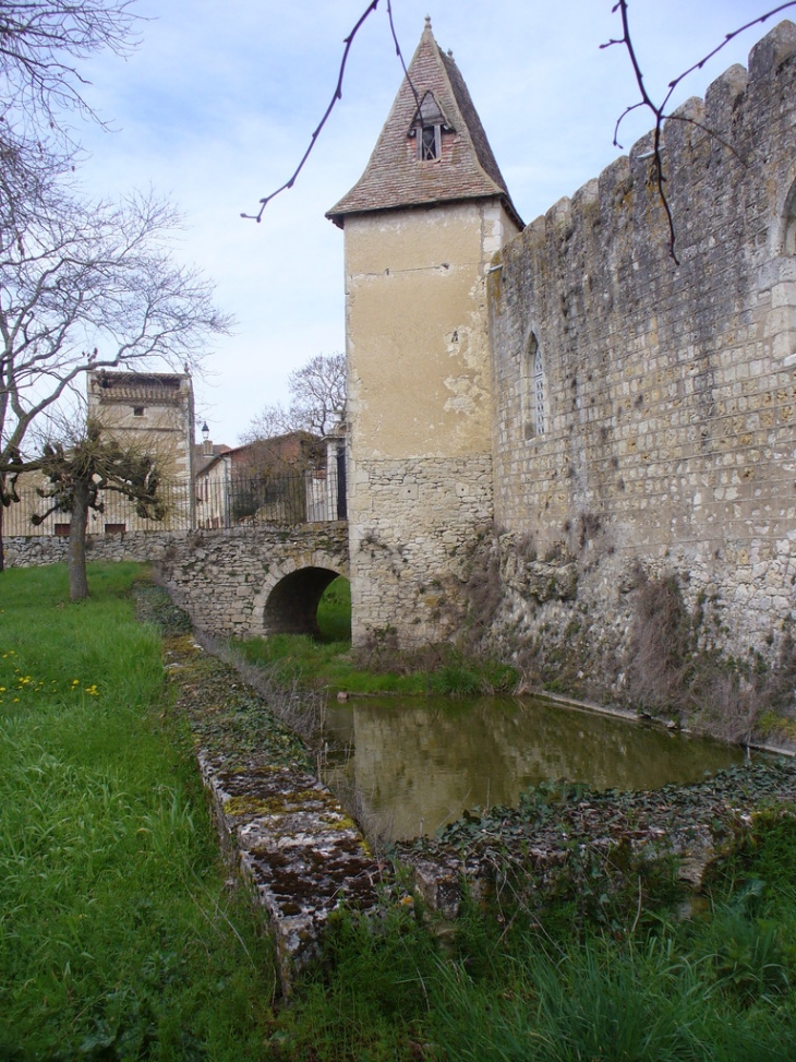 La poterne et le pont dormant - Avensac