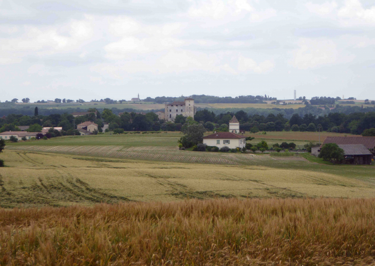 Vue sur le village et les environs - Avezan