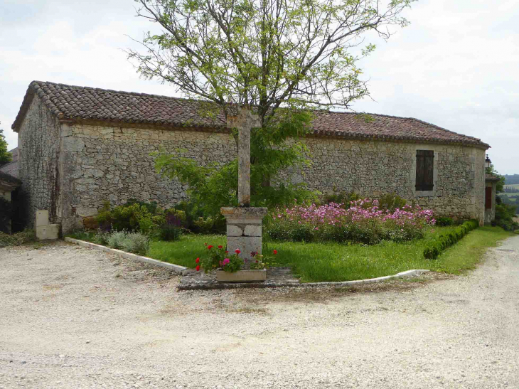 Calvaire devant la maison - Avezan