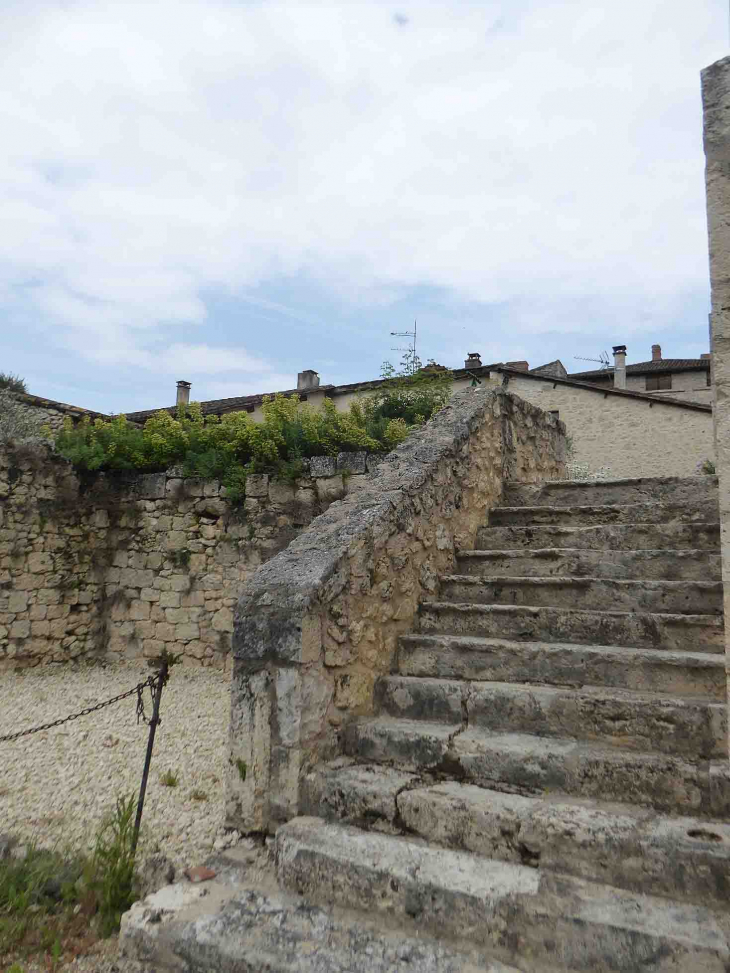 Accès au chemin de ronde - Avezan