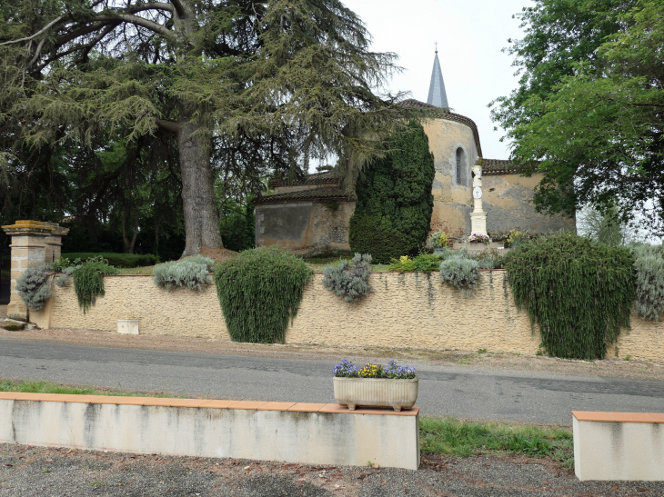 Derrière l'église - Ayzieu