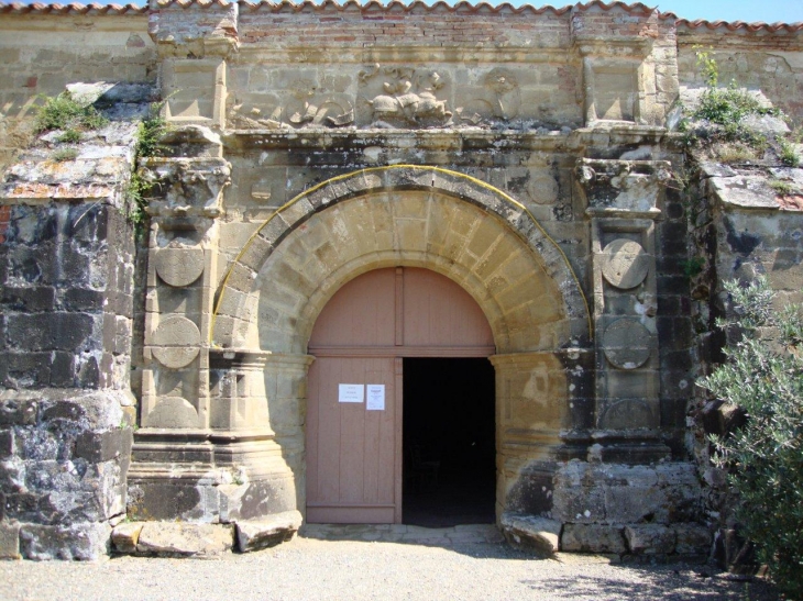 Bassoues (32320)  Basilique St.Fris, entrée