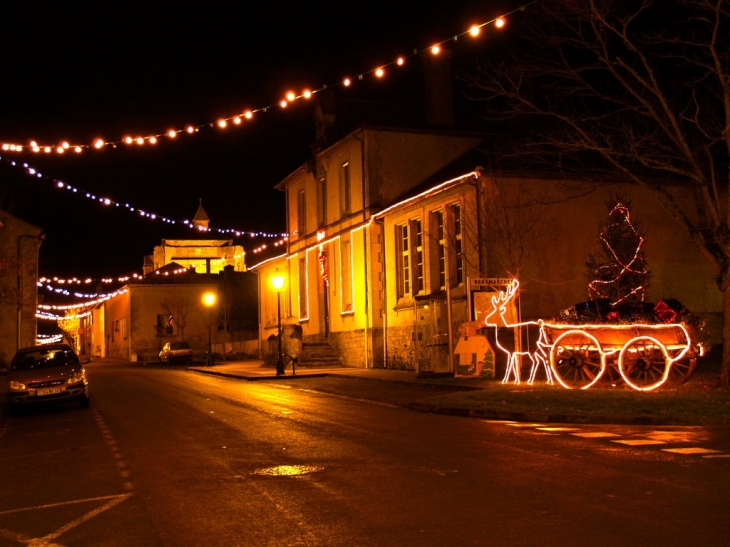 Illuminations du village à l'occasion des fêtes de fin d'année - Beaumarchés