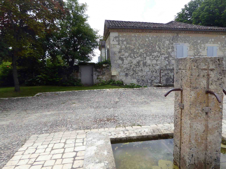 Fontaine à l'entrée du village - Castéra-Lectourois