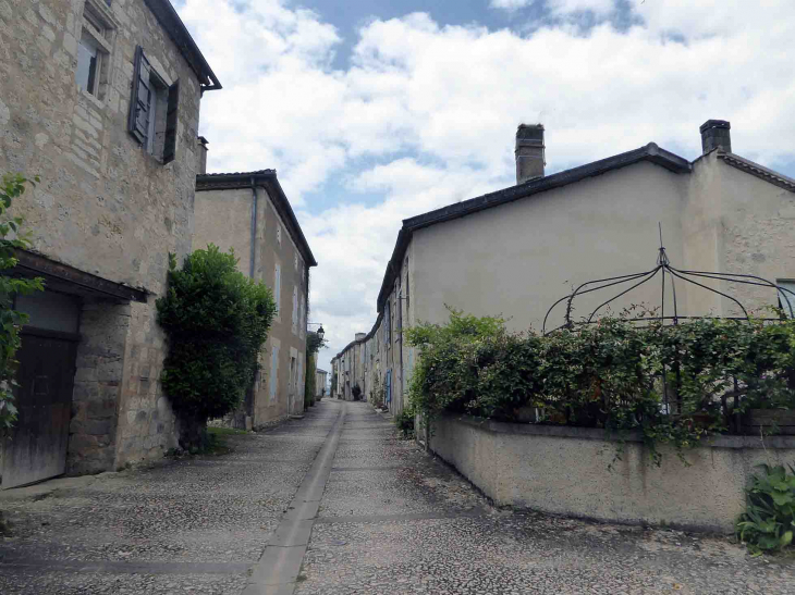 Une rue du village - Castéra-Lectourois