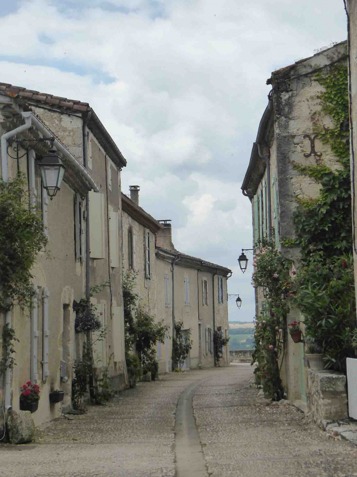 Une rue du village - Castéra-Lectourois