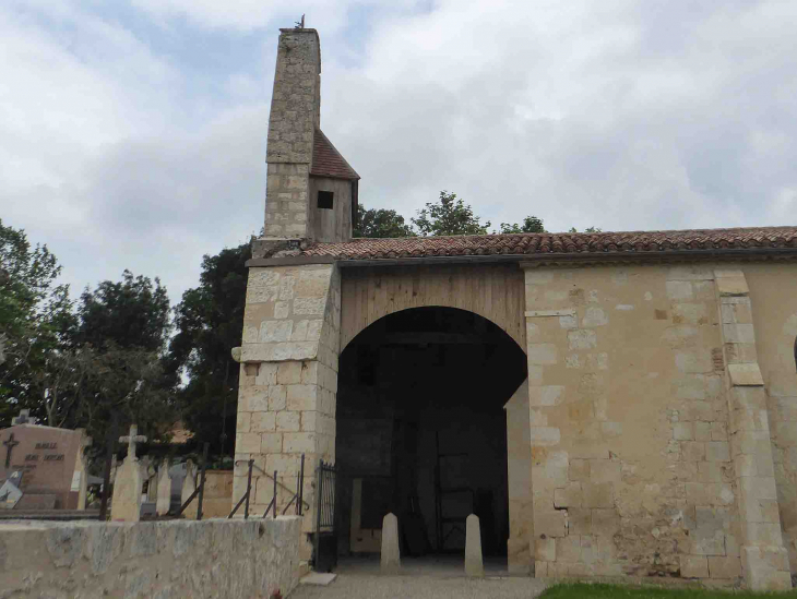 Le porche de l'église - Castéron