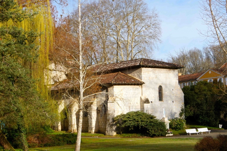 La façade latérale sud de l'église Saint-Pierre de Barbotan-les-Thermes. - Cazaubon