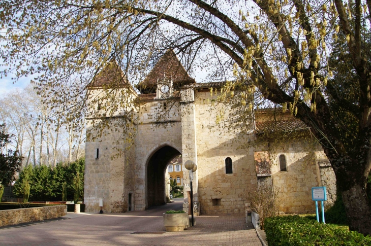 Porte et Eglise de Barbotan-les-Thermes, sortie. - Cazaubon