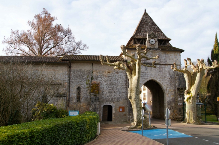 Porte-et-eglise-saint-pierre-de-barbotan-les-thermes-datee-du-xiieme-elle-est-construite-sur-pilotis car le sol est constirué de boues chaudes. - Cazaubon