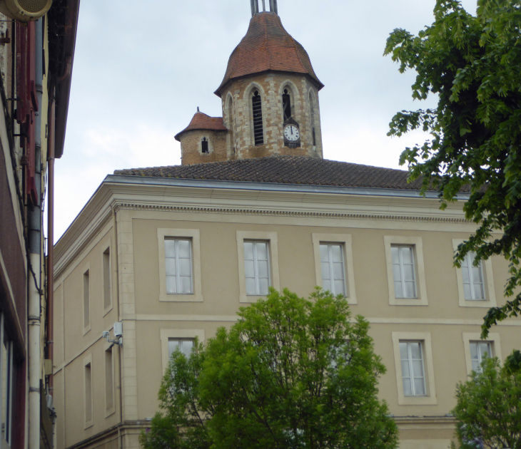 Les tours de la cathédrale derrière le musée - Eauze