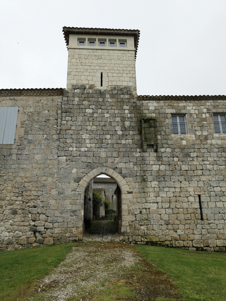 La porte dans les remparts vue de l'extérieur - Gazaupouy