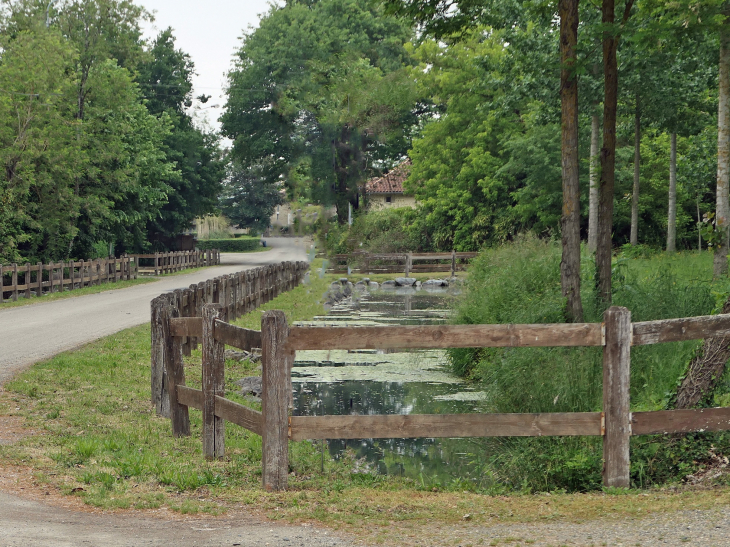 Canal dans le village - Gée-Rivière