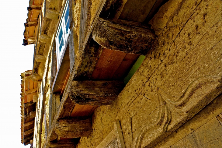 Sous le couvert des maisons à pans de bois - Gimbrède