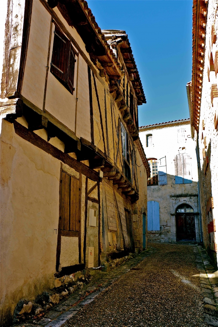 Ruelle du village. - Gimbrède