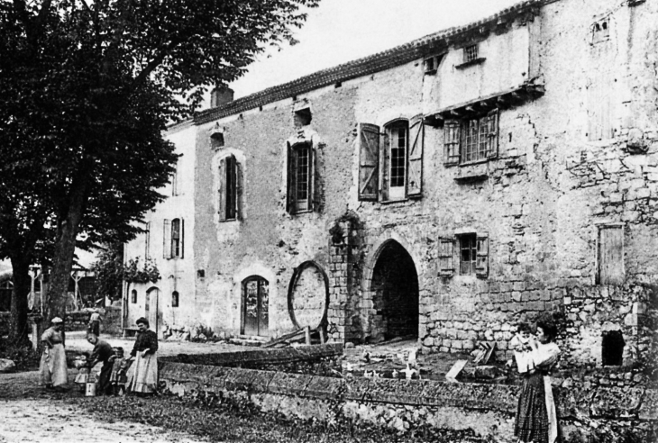 Le bassin lavoir au début du siècle dernier (carte postale ancienne) - Gimbrède