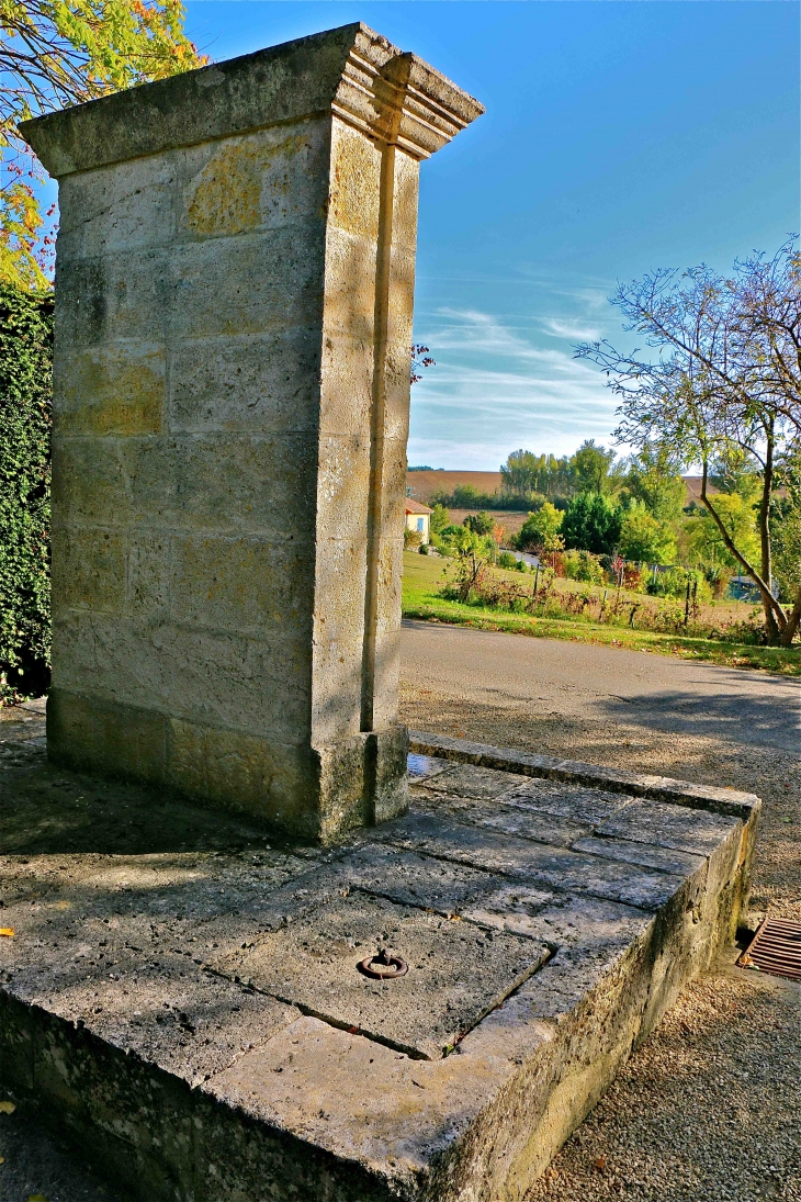 La fontaine à l'entrée du village à l'Est - Gimbrède