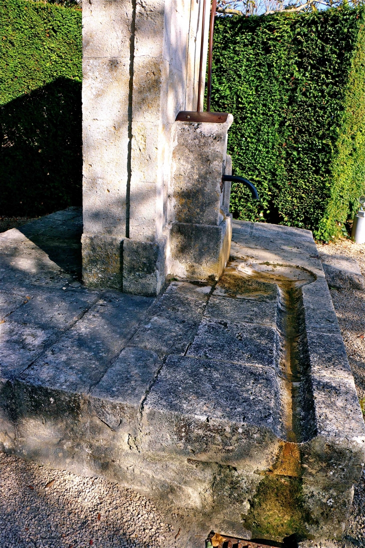 La fontaine à l'entrée du village à l'Est - Gimbrède