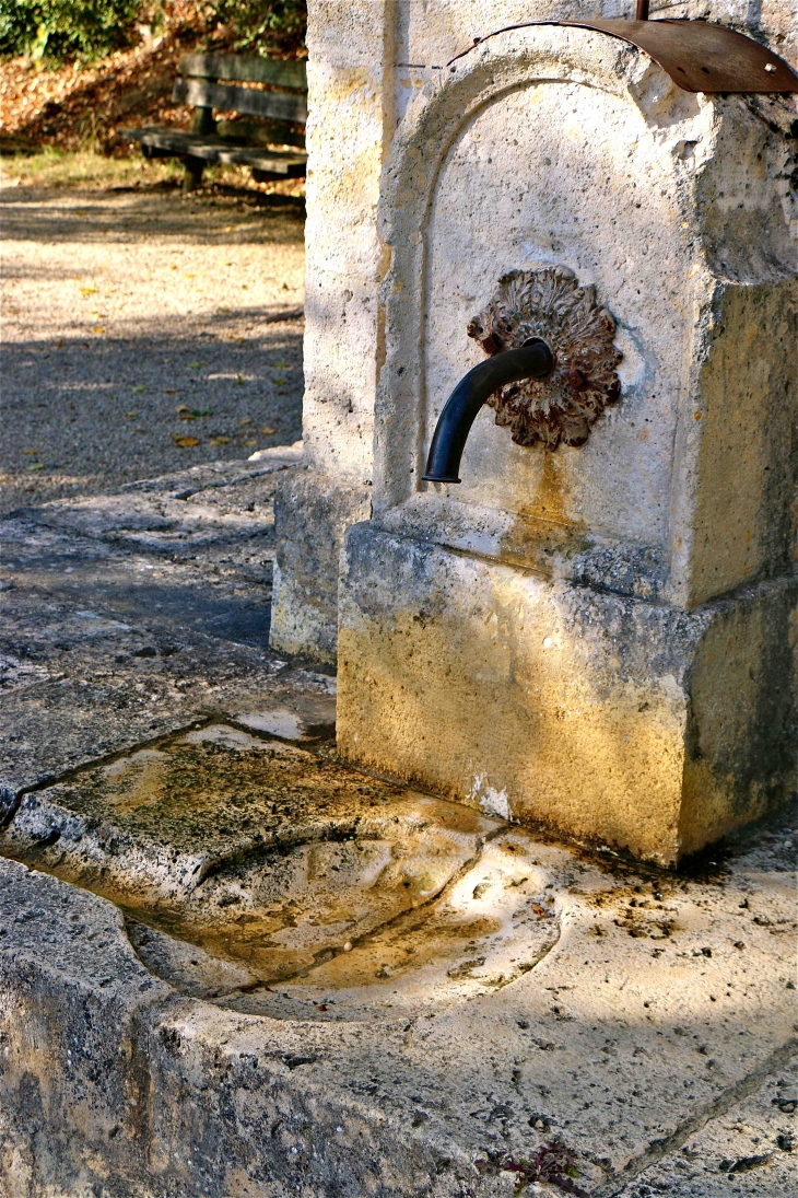 La fontaine à l'entrée du village à l'Est - Gimbrède