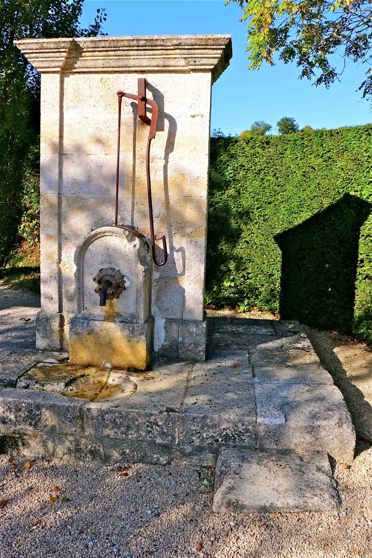 La fontaine à l'entrée du village à l'Est - Gimbrède