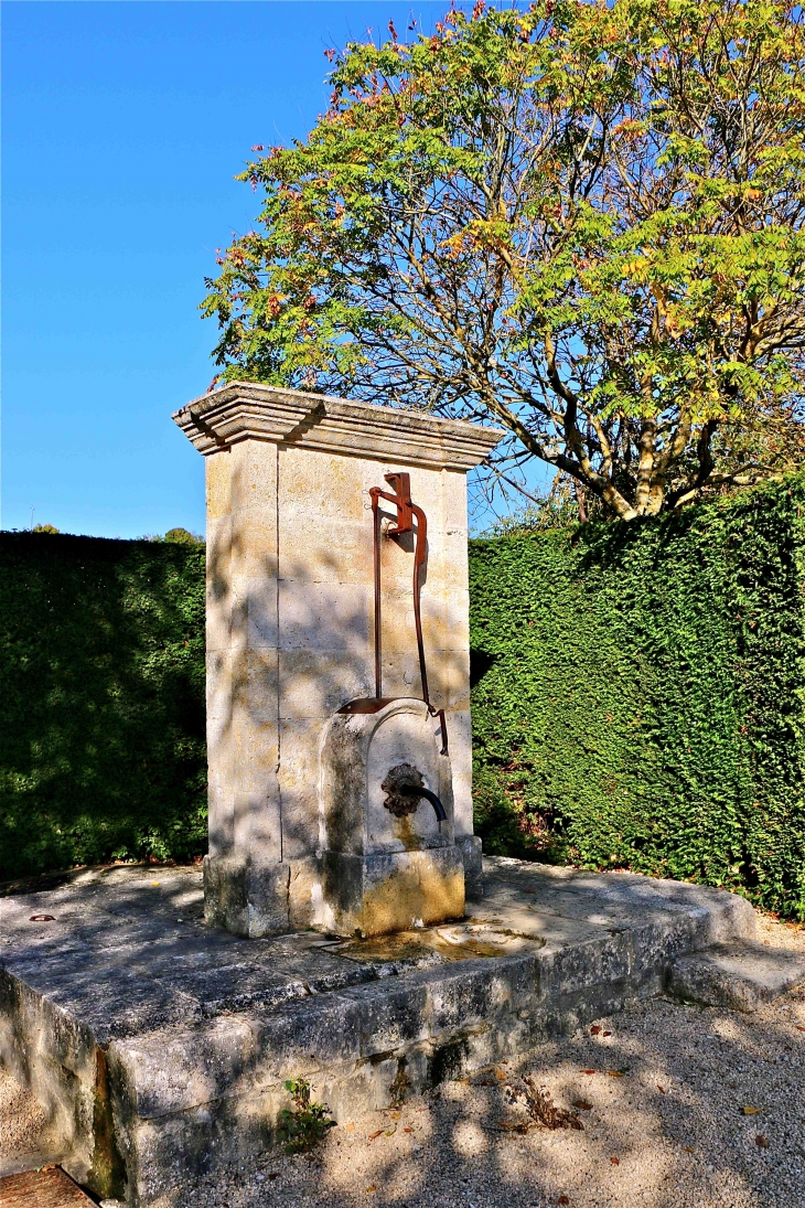 La fontaine à l'entrée du village à l'Est - Gimbrède