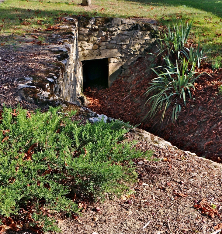 L'entrée Ouest du village avec son puits - Gimbrède