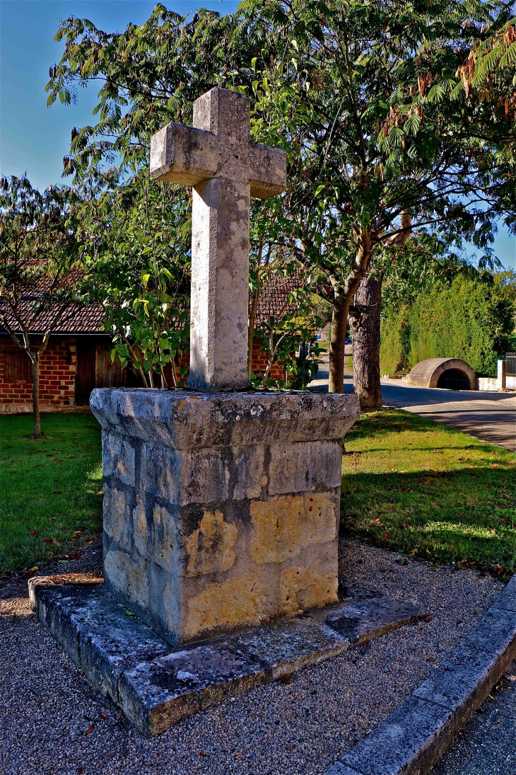 Croix de chemin à l'entrée Ouest du village - Gimbrède