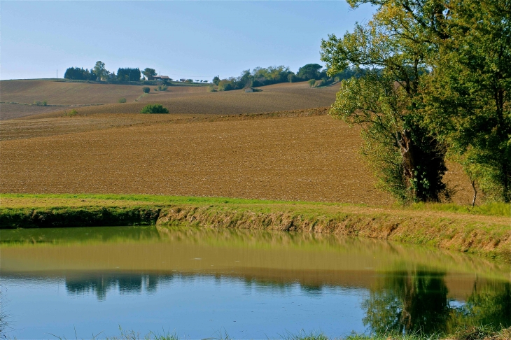 Réserve d'eau au pont sur l'Auroue - Gimbrède