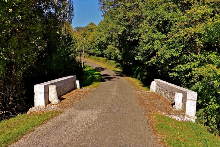 Le pont sur l'Auroue, vers le village au Sud - Gimbrède