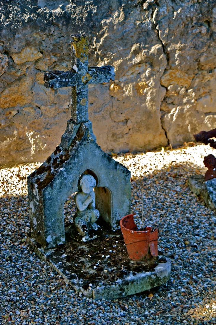 Dans le cimetière de Rouillac - Gimbrède