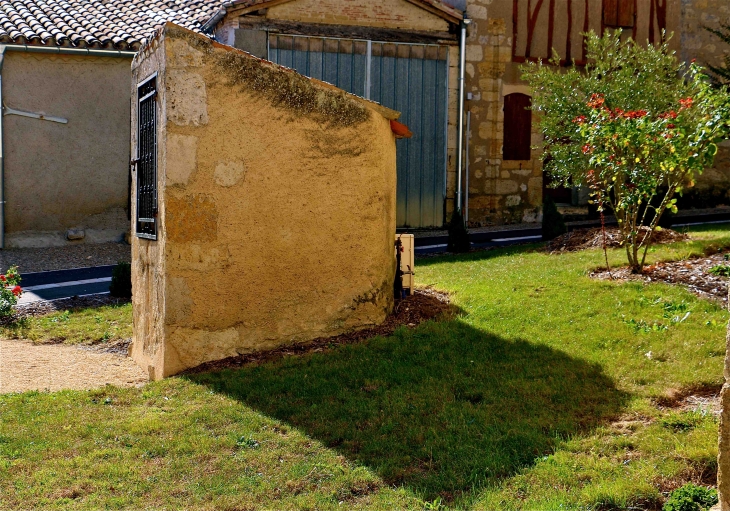 Hameau de Rouillac : le puits près de l'église - Gimbrède