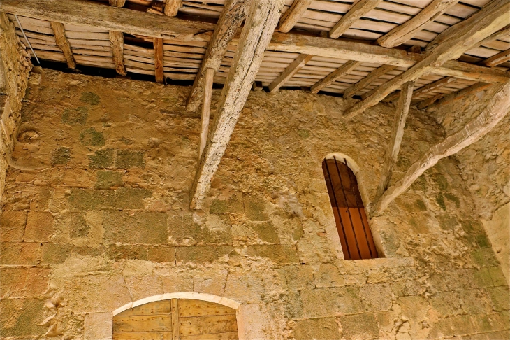 Sous le porche de l'église de Rouillac - Gimbrède