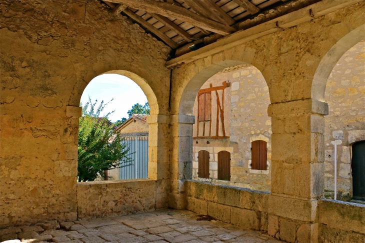 Sous le porche de l'église de Rouillac - Gimbrède