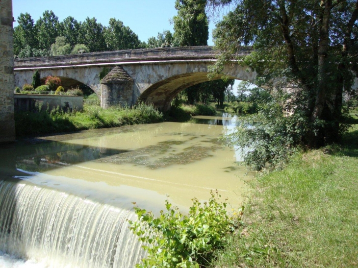 Gimont (32200) la Gimone avec pont et barrage