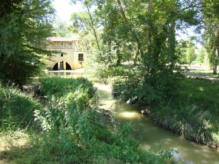 L'Isle-Arné (32270)  moulin sur un bras de l'Arrats