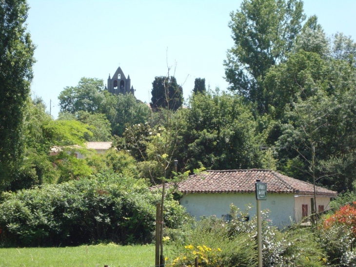 L'Isle-Arné (32270)  vue du village